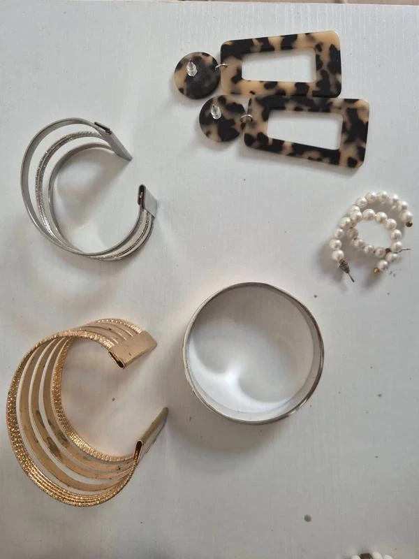 Lote de bisutería vintage: pulseras, pendientes, pinza para el pelo – photo 4
